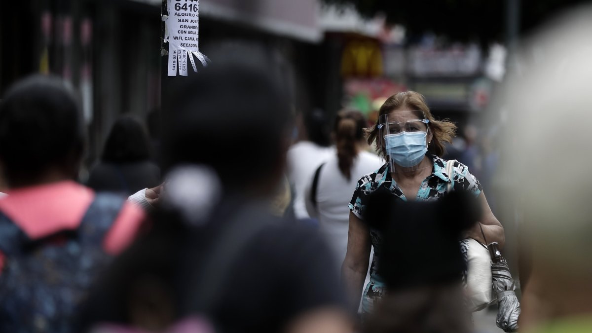 Varias naciones se encuentran inmersas en un repunte de casos que ha llevado al borde del colapso a los sistemas de salud y obligado a nuevas restricciones.