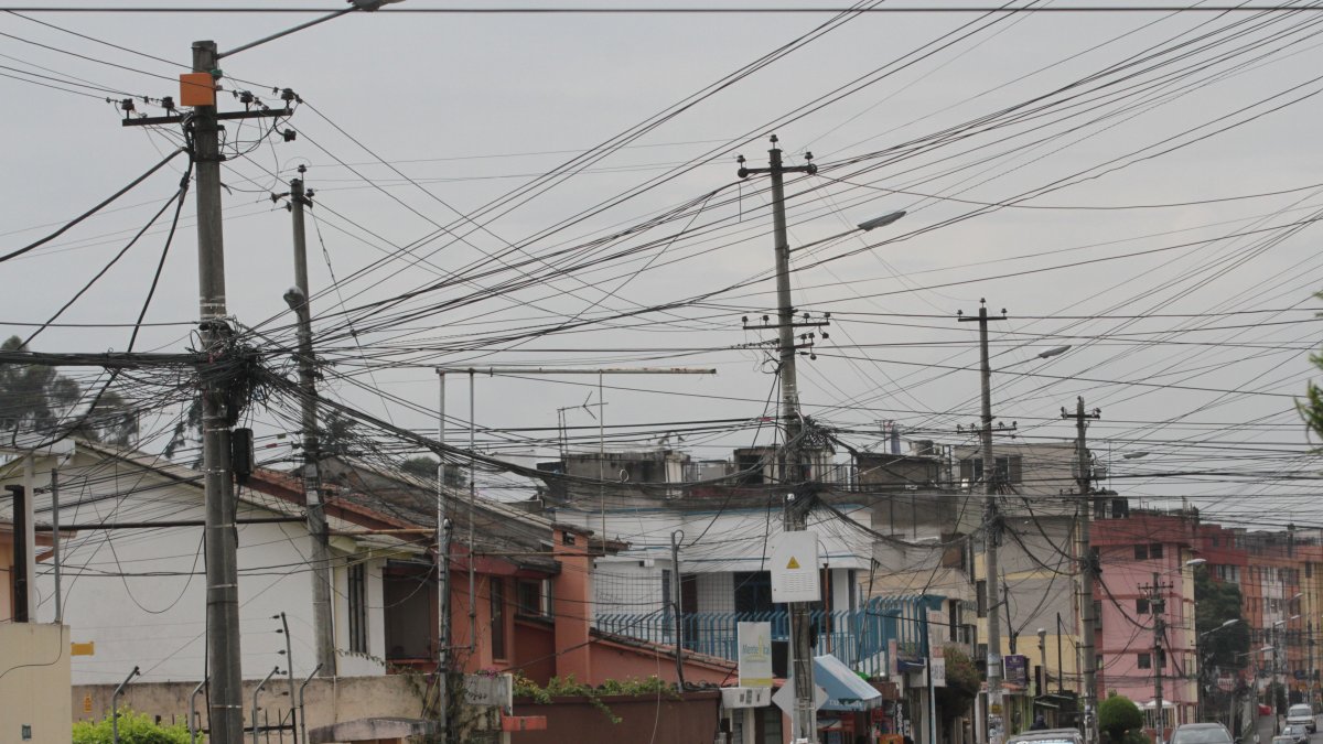 Los moradores se quejan del exceso de cables. Indican que, cuando estos se caen o son descartados, nadie se responsabiliza por ellos.