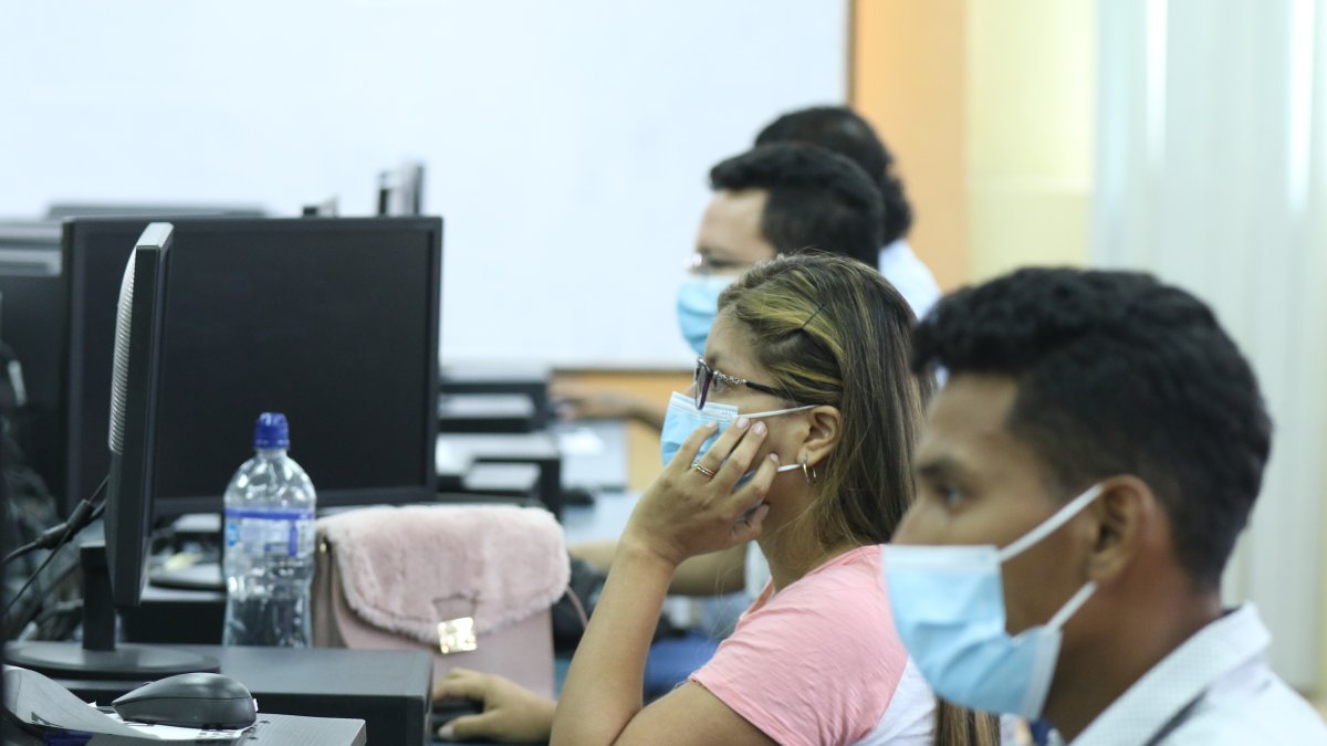 La Universidad de Guayaquil fue una de las sede habilitadas para que rindan la prueba quienes no tengan implementos tecnológicos.