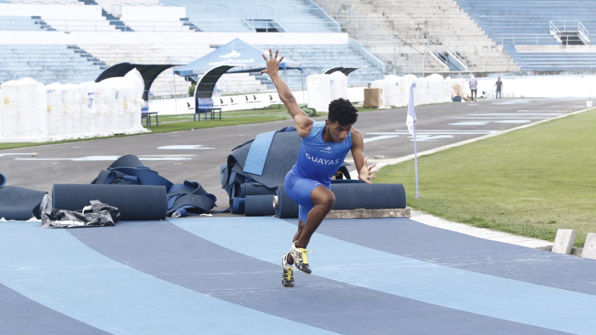 Sensaciones. Xavier Casierra, seleccionado de atletismo del Guayas, fue el primero en probar parte de la pista que está a poco de reabrirse.