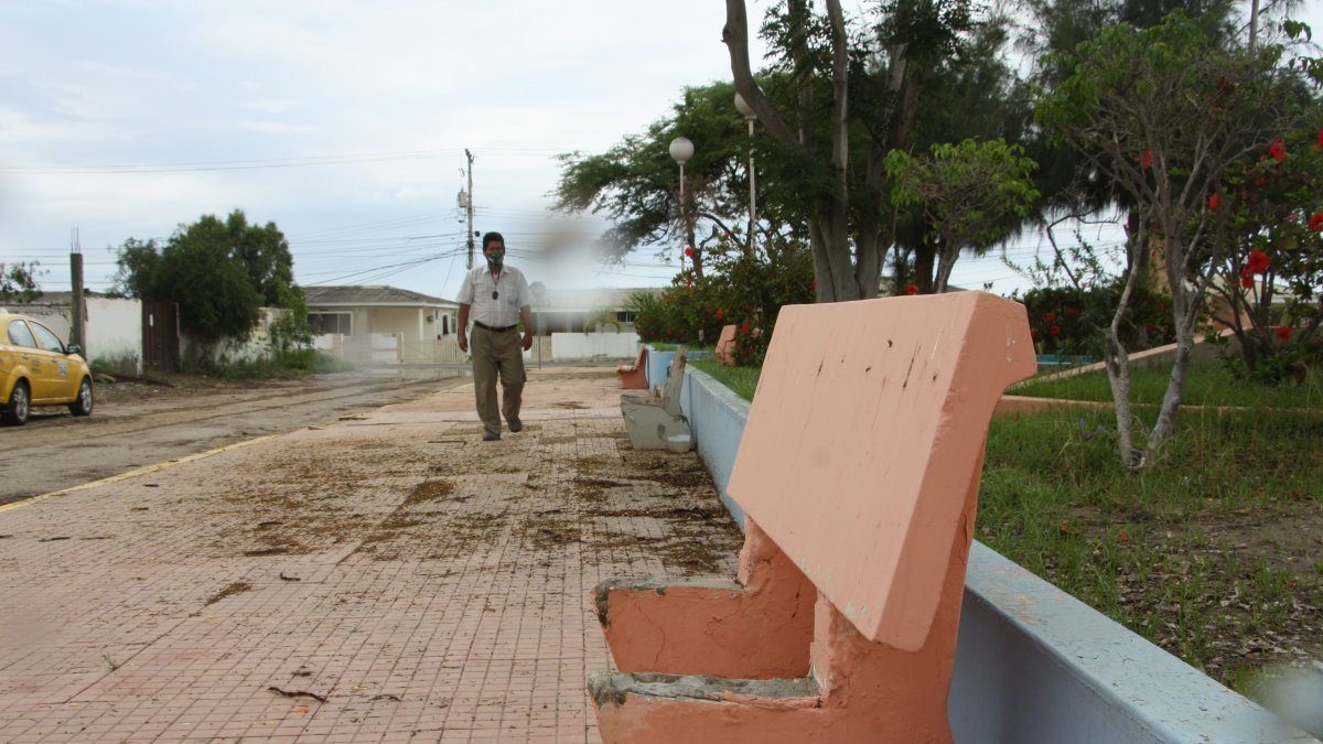 Deterioro. En el parque del barrio General Enríquez Gallo, los asientos están destruidos, así como las veredas, los bordillos y las jardineras