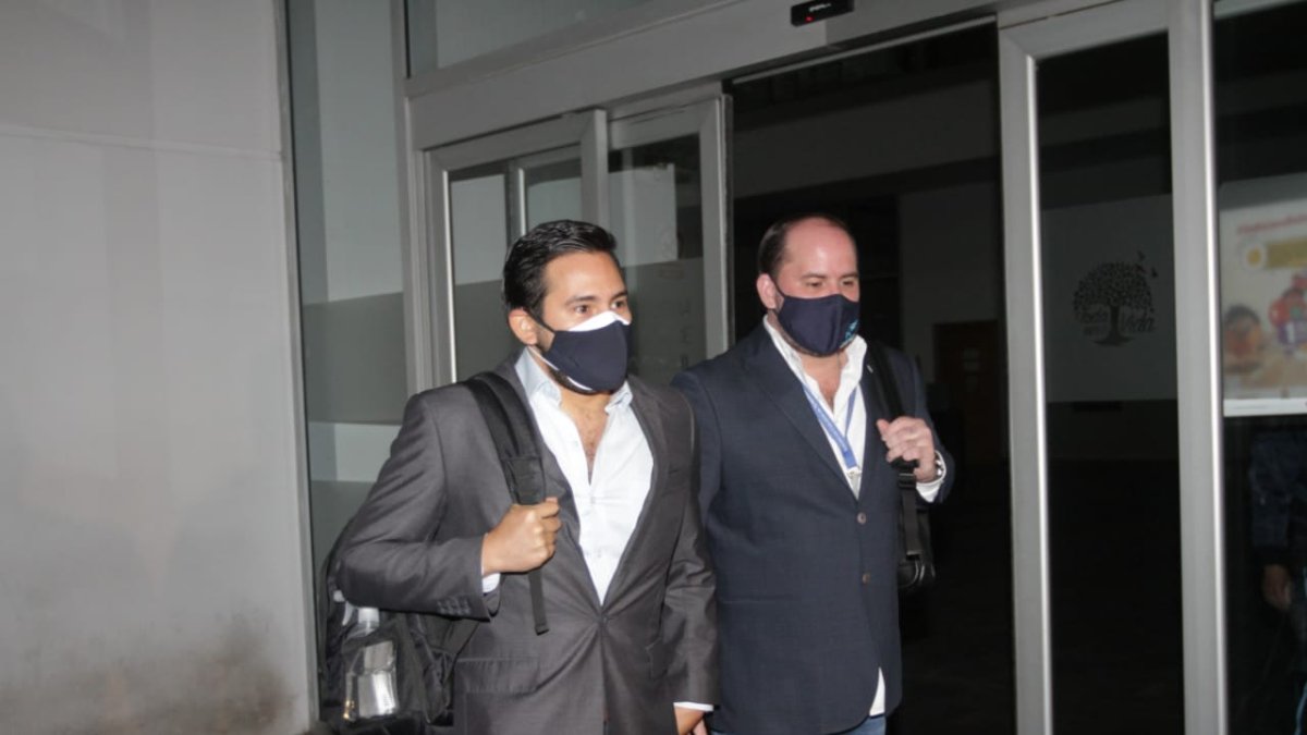 El abogado Carlos Barquet, procurador síndico del Municipio, y el doctor Carlos Salvador, director de Salud, a la salida de la reunión con el ministro.