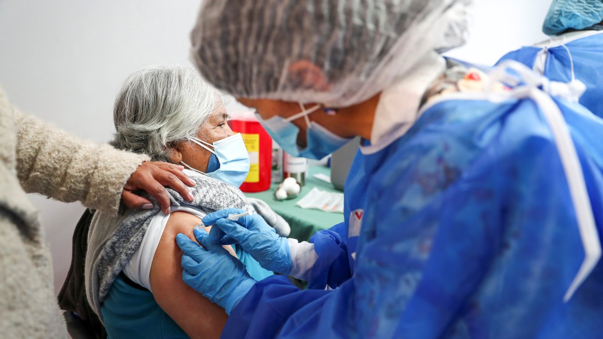 Una adulta mayor es vacunada hoy contra la covid-19, en el Hospital Luz Elena Arismendi de Quito.