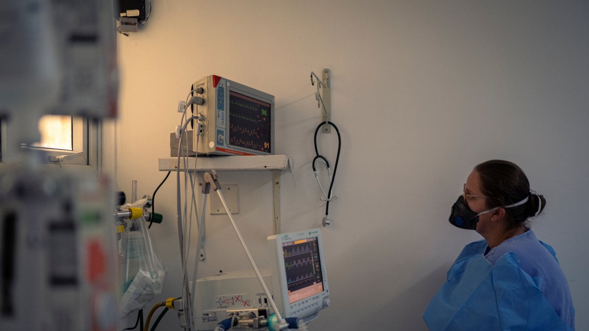 Una enfermera trabaja en la Unidad de Cuidados Intensivos (UCI) del Hospital Centenario, el 23 de marzo de 2021, en Sao Leopoldo (Brasil).  Daniel Marenco