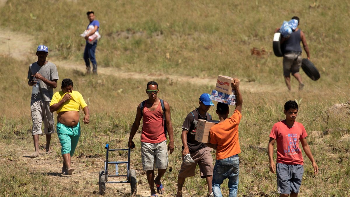 Fotografía de archivo de venezolanos que cruzan la frontera entre Brasil y Venezuela en la localidad fronteriza de Pacaraima (Brasil).