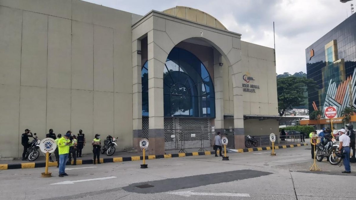 La Policía inspeccionó el Complejo Judicial Alban Borja.