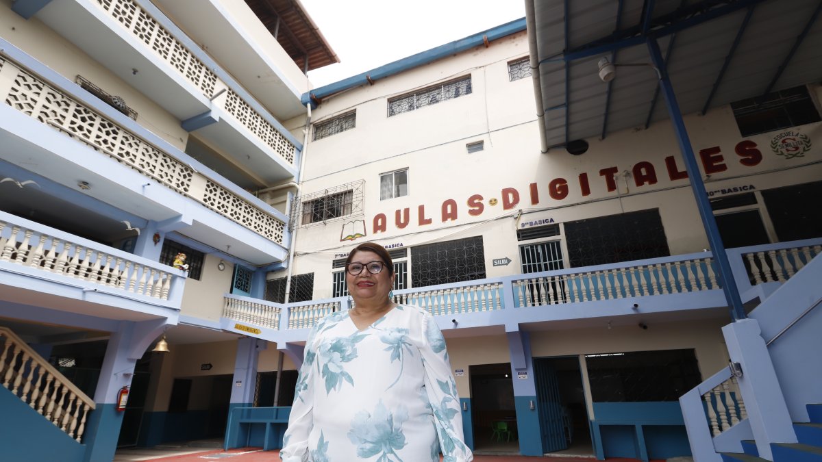 Martha Córdova mira con orgullo la escuela Semillitas de Guayaquil, que el año pasado dejó de funcionar por la pandemia y que ella reabrirá para educar 400 niños del suburbio de Guayaquil.