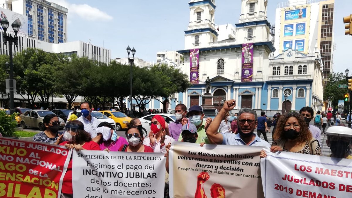 Los maestros jubilados de Guayaquil han realizado plantones para exigir el pago de sus bonificaciones.