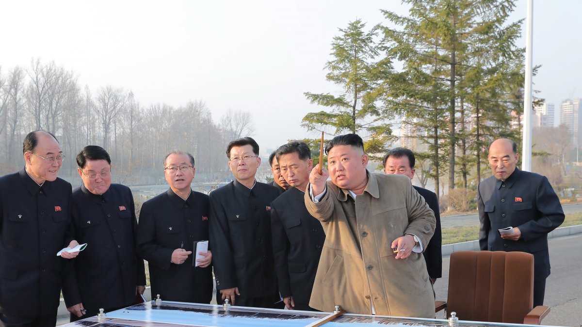 El líder norcoreano Kim Jong-un (al frente) inspecciona un sitio en el que se construirán casas adosadas junto al río alrededor de la Puerta Pothong en Pyongyang, Corea del Norte, el 25 de marzo de 2021.