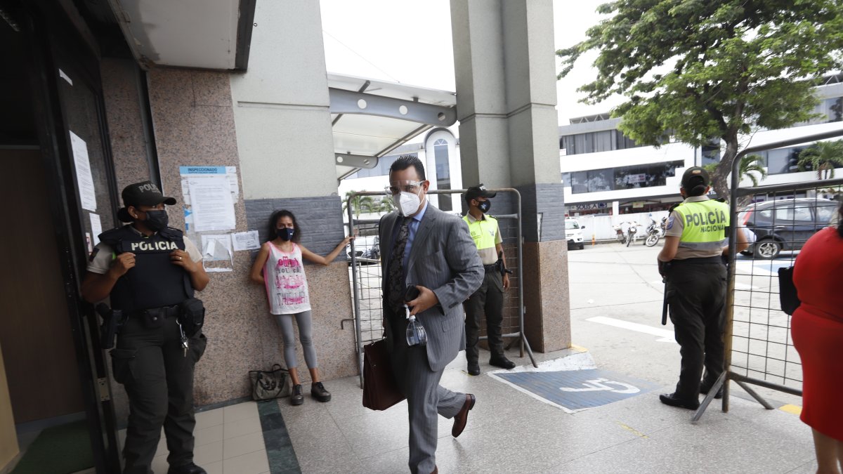 Asistencia. Carlos Sánchez, defensa de la exgerente de Los Ceibos Susana Mera, procesada en dos casos.