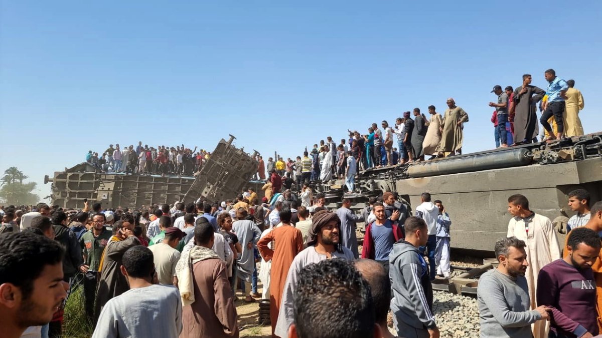 Personas inspeccionan el lugar de un accidente de tren en la provincia de Sohag, Egipto.-  