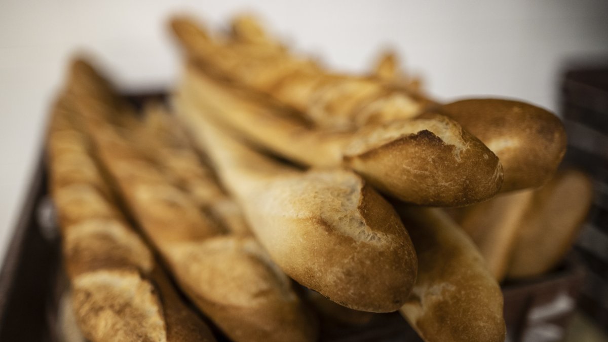 La ministra de Cultura, Roselyne Bachelot, anunció que su Gobierno se ha decantado por defender la candidatura de la baguete ante la Unesco, que no se pronunciará antes del otoño de 2022.