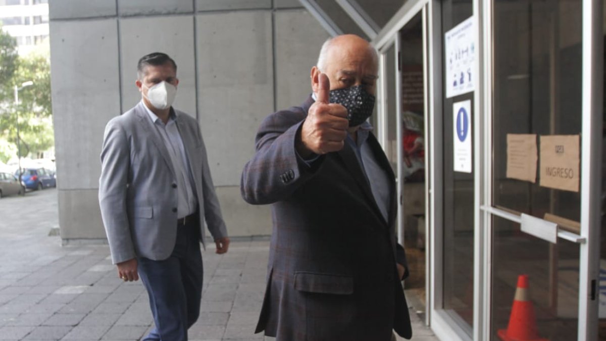 Diligencia. El ministro de Finanzas Mauricio Pozo, a su ingreso a la Fiscalía este viernes 26 de marzo