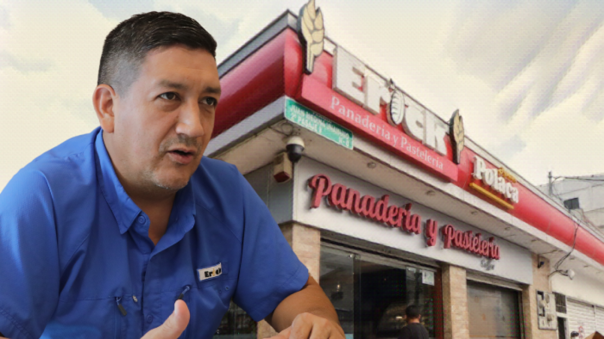 Wilson Flores atiende a la clientela en la panadería de su propiedad, en el norte de Guayaquil.