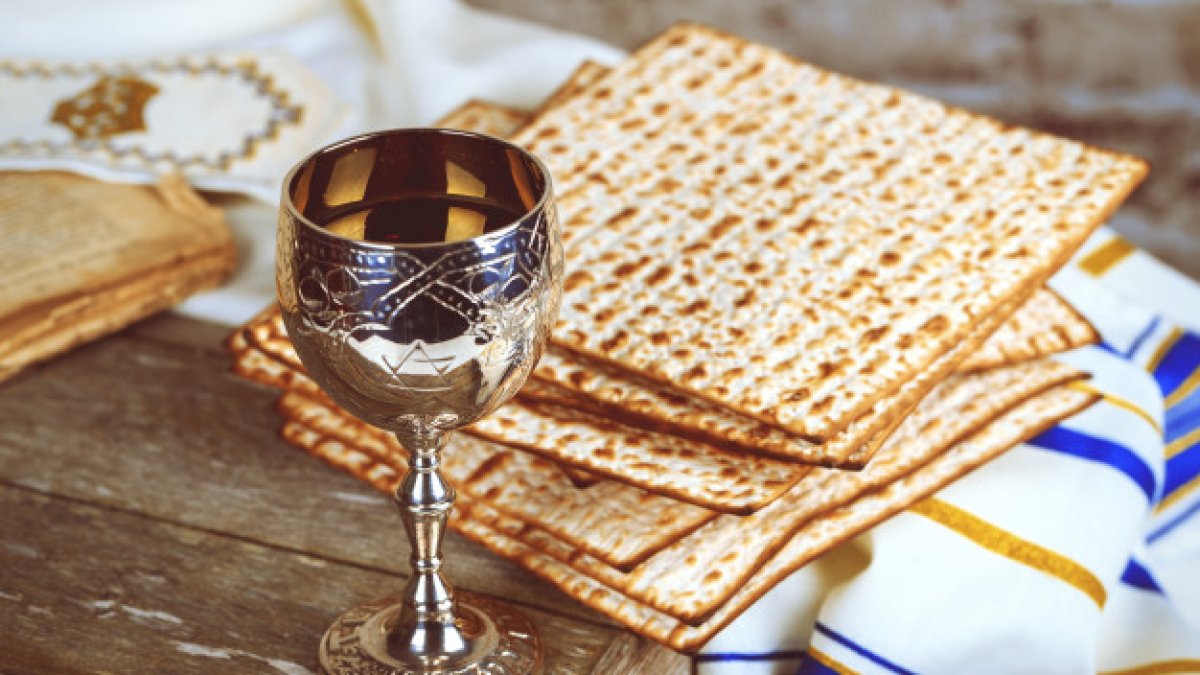 Los judíos se preparan para celebrar la pascua.