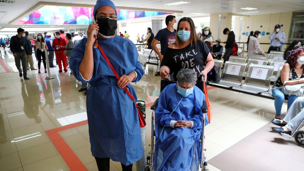 Una adulta mayor espera el 25 de marzo de 2021 para ser vacunada contra la covid-19, acompañada por una familiar en el Hospital Luz Elena Arismendi de Quito (Ecuador).