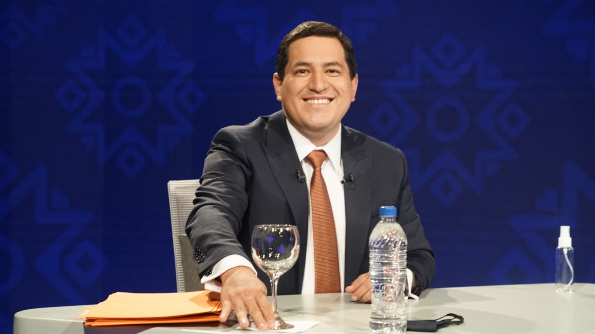 El portal de Declaraciones Patrimoniales de la Contraloría ecuatoriana indica que Arauz se desempeñó como consultor bancario.