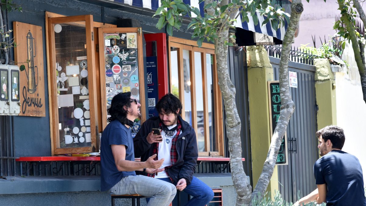 La Floresta se popularizó por sus cafés, bares y coloridos murales.