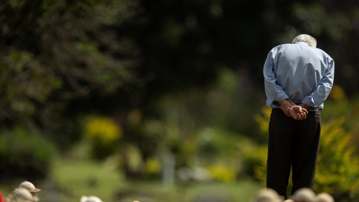 Un hombre visita una tumba en el cementerio Campo de Esperanza en Brasilia.