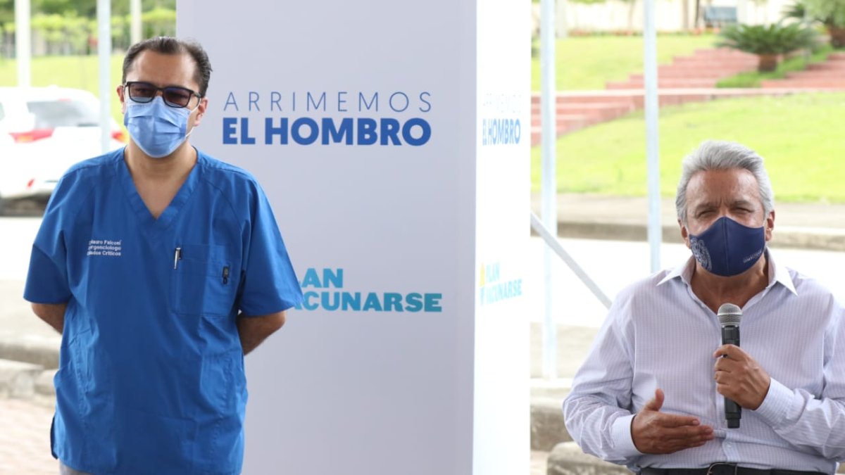 El ministro de Salud, Mauro Falconí, junto al presidente Lenín Moreno el martes en Guayaquil.