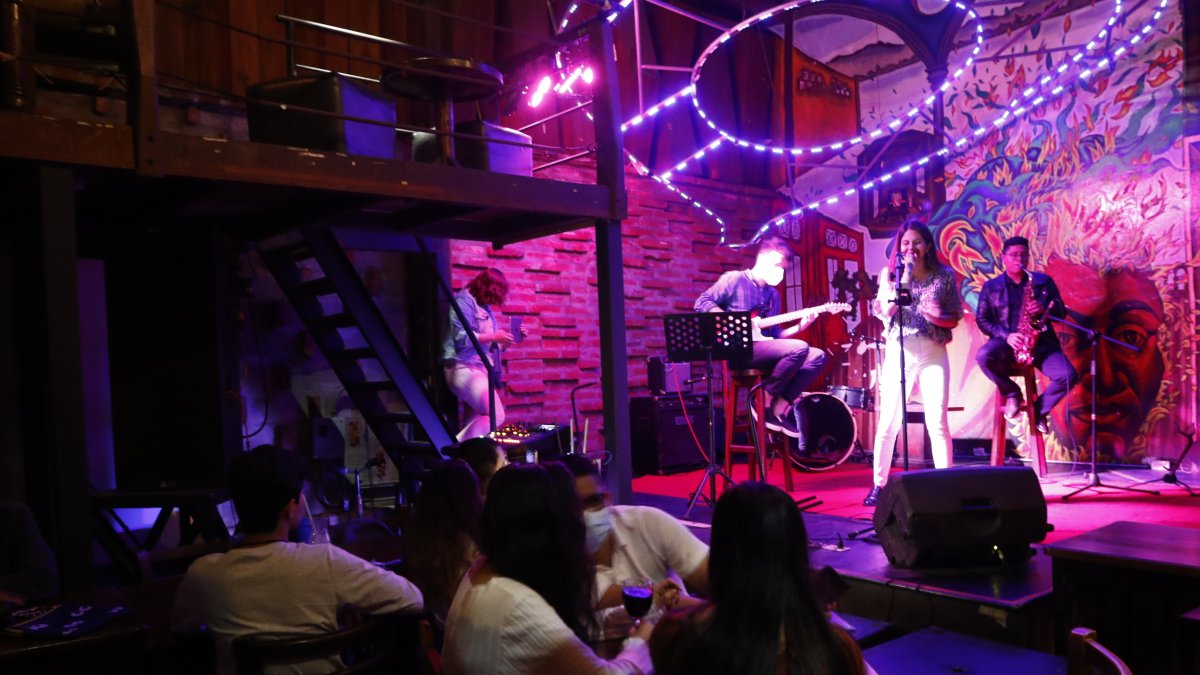 Show en vivo. La cantante Abby Lara inauguró las noches de jazz en Diva Nicotina el pasado jueves.
