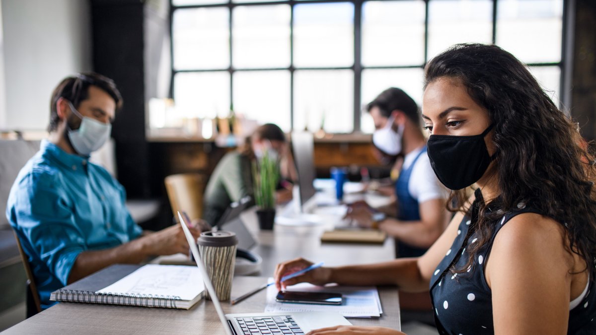 La mascarilla hace que no se vea la parte inferior del rostro, y por eso las personas gesticulen más para comunicarse