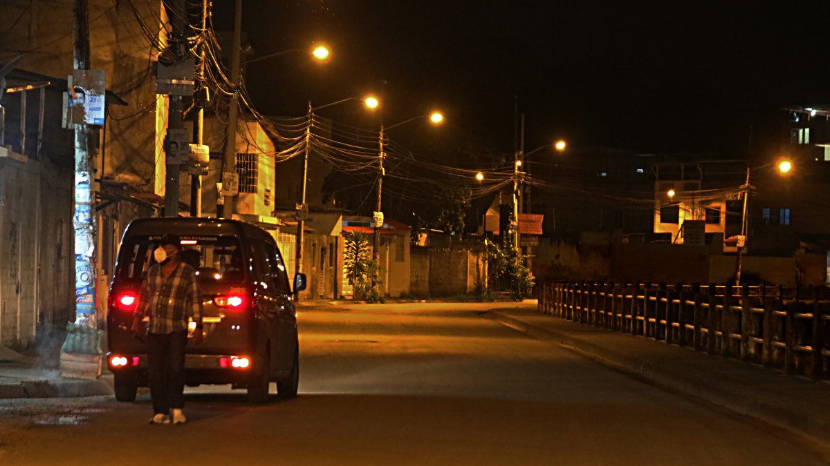 El canal de aguas lluvias que separa a Las Orquídeas de Los Vergeles permanece a oscuras. Las personas evitan pasar junto a la zanja. Allí se cometen robos a diario, denuncian los residentes.