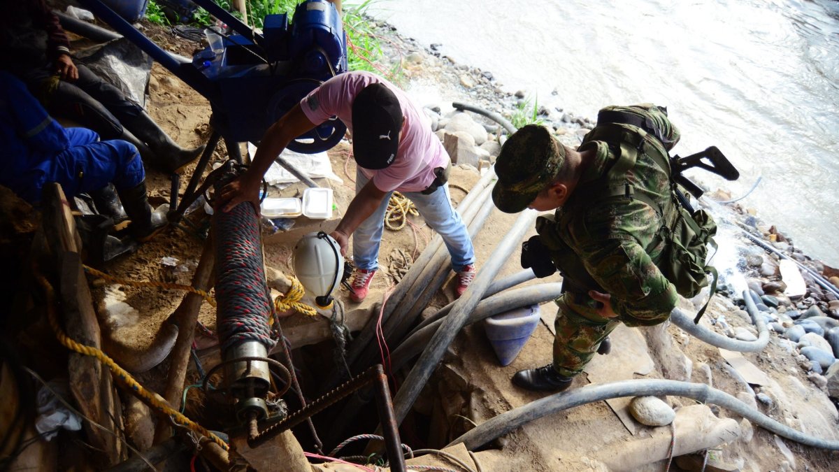 #En la imagen el registro de otro operativo de rescate en una mina en Colombia.