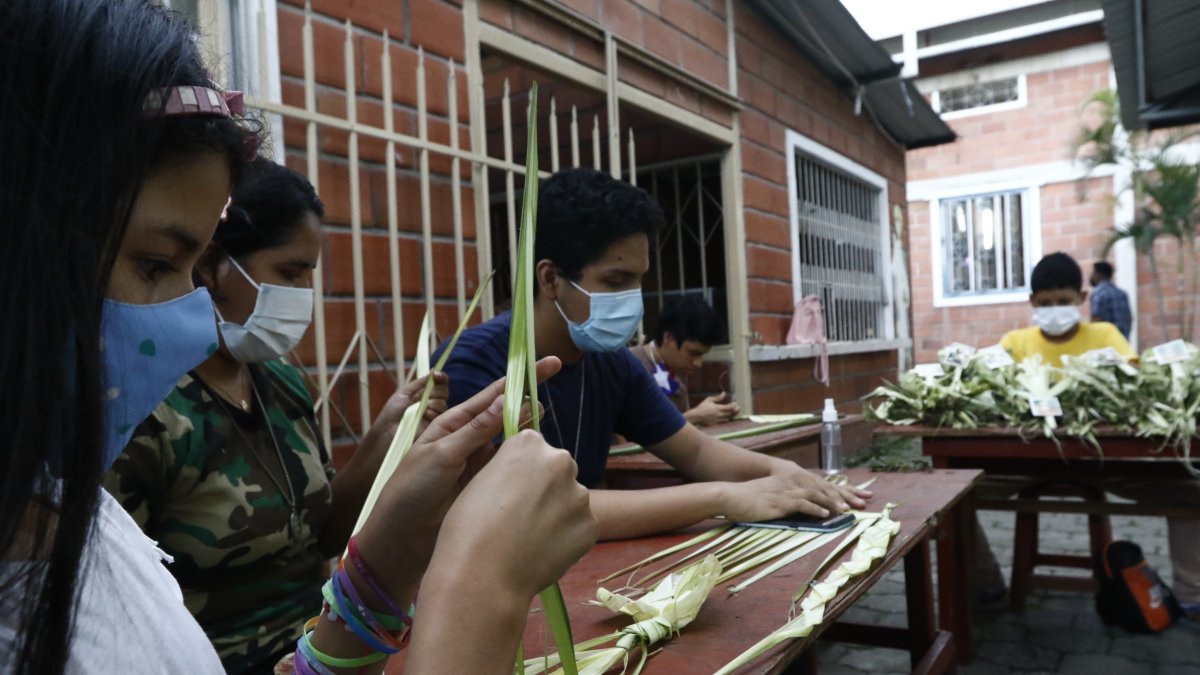 Hecho. Este año sí se desarrollarán celebraciones en los templos, por ello, diferentes parroquias elaboaron palmas (o ramos), para venderlos hoy.