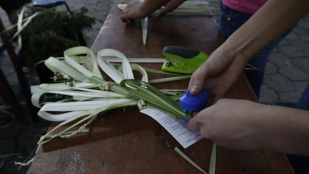 CONFECCION DE RAMOS DE PAJA EN LA IGLESIA DE MUCHO LOTE  PARA LA CELEBRACION DEL DOMINGO DE RAMOS /JIMMY NEGRETE/GUAYAQUIL-ECUADOR