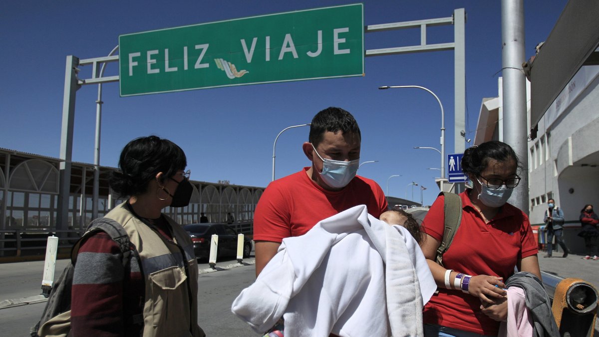 CIUDAD JUÁREZ. Migrantes centroamericanos cruzan hacia México por el puente internacional Paso del Norte, después de ser expulsados por agentes de la patrulla fronteriza, el 23 de marzo de 2021.