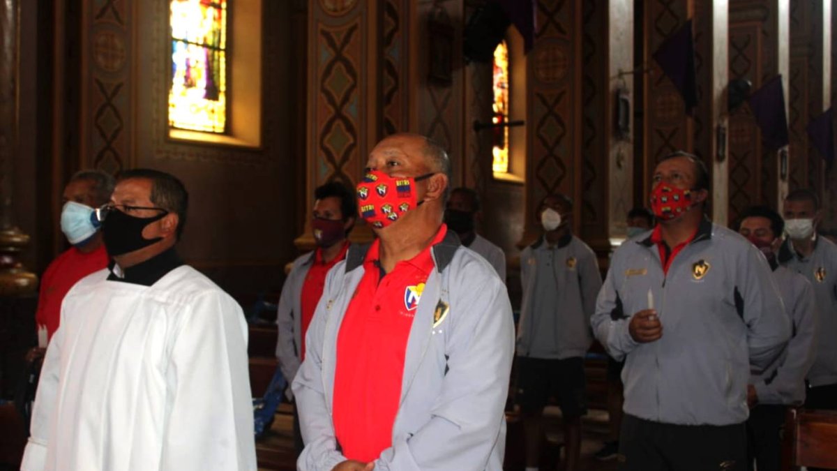 Los integrantes de El Nacional son recibidos por el párroco de El Quinche previo a cada encuentro del torneo de la Serie B. Les aconseja y bendice al finalizar la visita.