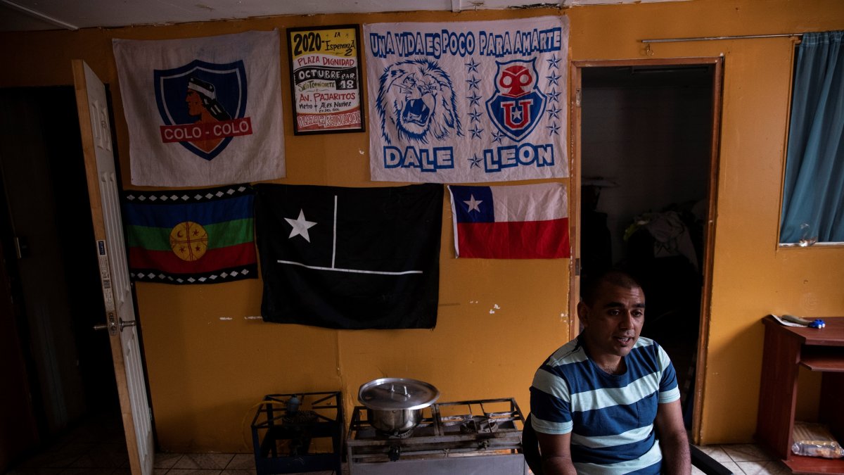 Contraseña. Un vecino de una villa en Santiago (Chile), donde  cada vez que escuchan fuegos artificiales, se espera un nuevo cargamento de droga. Hay que buscar cobijo.