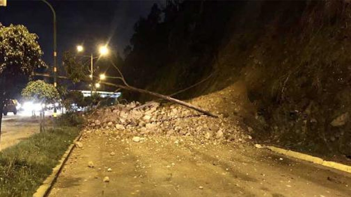 El deslizamiento se dio el domingo de noche pasadas las 21:00, según las autoridades.