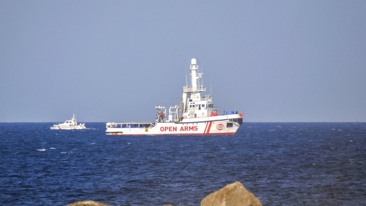 El Open Arms navega con 219 personas a bordo, 56 menores, 17 con menos de 10 años y 13 mujeres, 2 de ellas embarazadas.