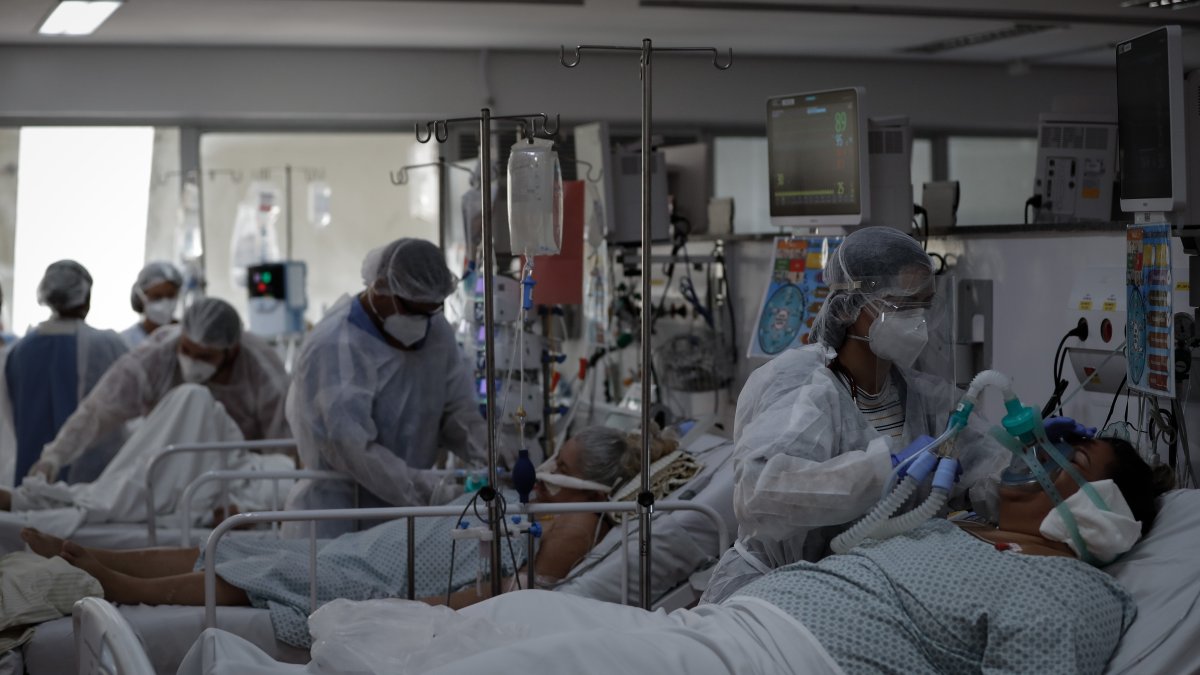 Referencial. Personal médico trabaja el 12 de marzo, en la UCI.