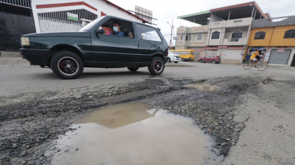 De esta magnitud son los baches en la intersección de la avenida Jaime Roldós y la calle Única.)