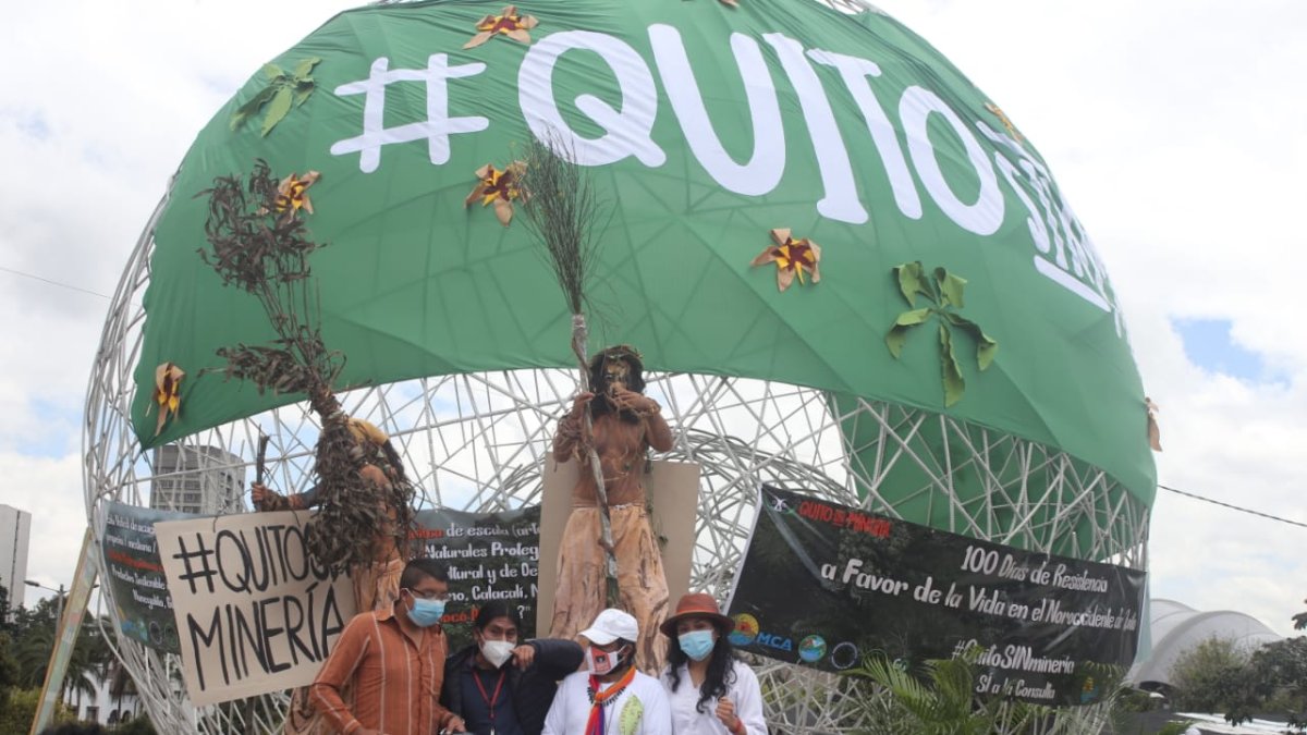Decenas de personas se concentran en el parque El Arbolito de Quito para protestar.