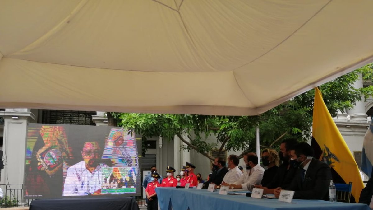 La alcaldesa Cynthia Viteri y el ministro de Salud, Mauro Falconí, en la firma del convenio.