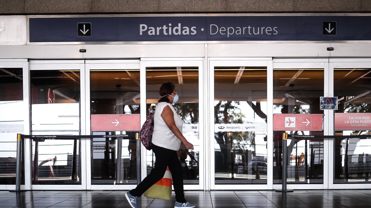 Una mujer camina frente a la puerta cerrada de la sección de 