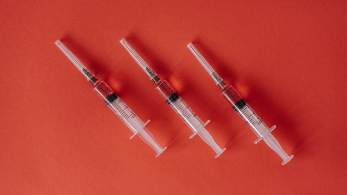 Dolor de cabeza, fiebre, cansancio, molestias en el brazo… Estos son algunos de los efectos secundarios más comunes generados por las vacunas contra el coronavirus.