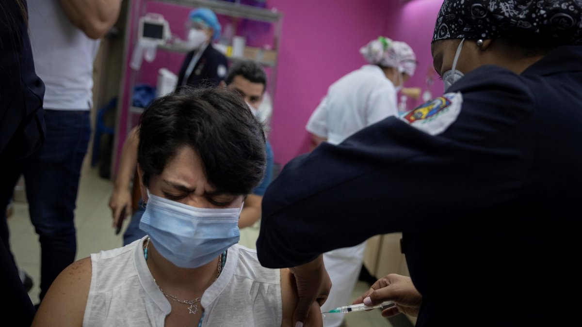 Una enfermera aplica una dosis de la vacuna rusa, Sputnik V, el 23 de marzo en Caracas (Venezuela).