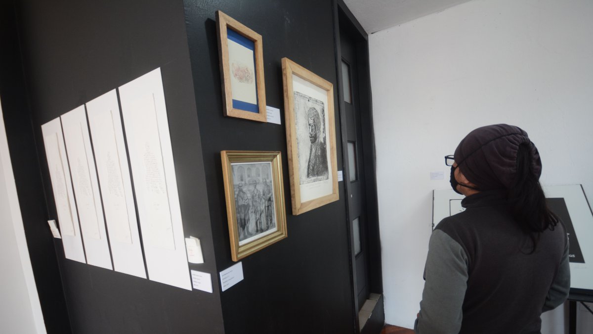 La exposición reúne piezas de reconocidos artistas del grabado y de creadores jóvenes.