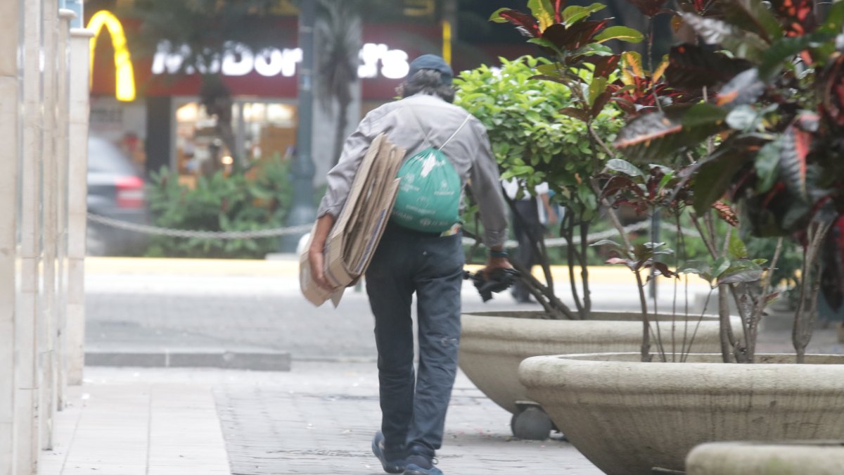Escenario. Es común ver cómo recicladores duermen en cartones.
