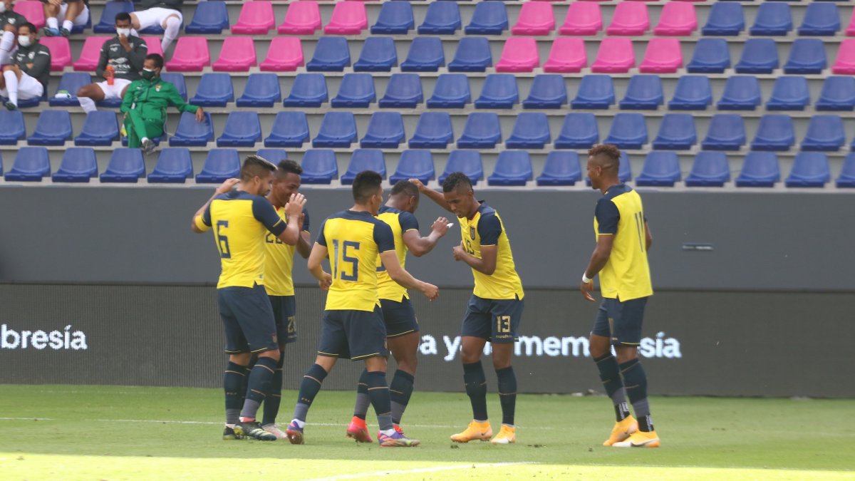 Los seleccionados ecuatorianos celebran uno de los goles frente al cuadro boliviano.