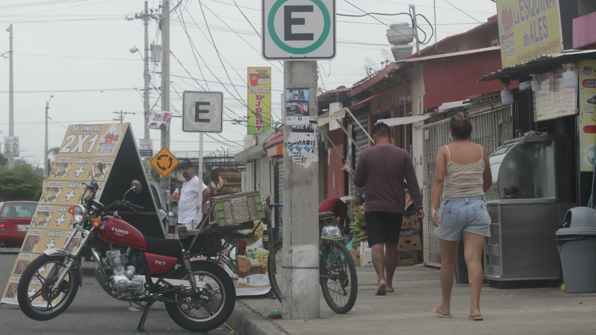 La comunidad lamenta que no exista un plan de ordenamiento del espacio público. Sobre las aceras hay negocios que complican el caminar de las personas.
