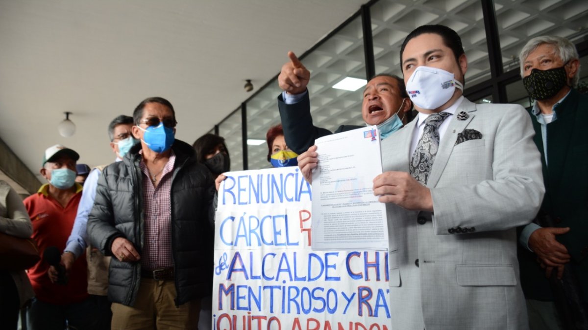 Pedido. Los ciudadanos se presentaron en el Cabildo con pancartas en las que solicitaron la salida del alcalde Jorge Yunda.