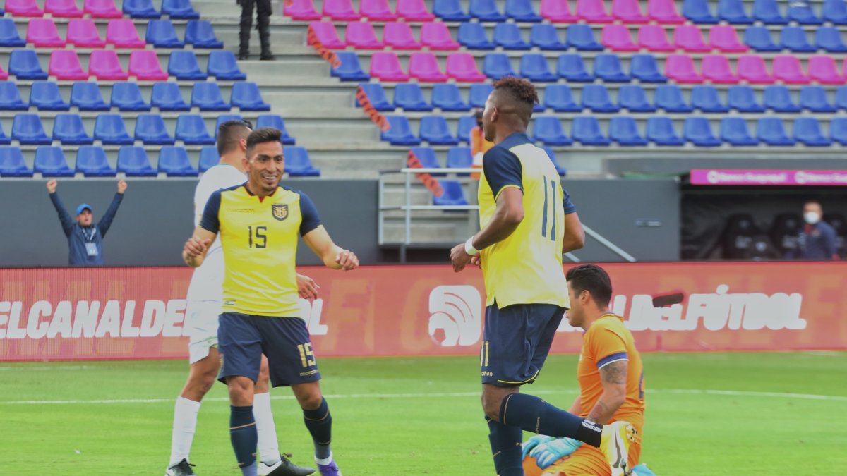 Michael Estrada es felicitado por Ángel Mena tras marcar el segundo gol ante Bolivia