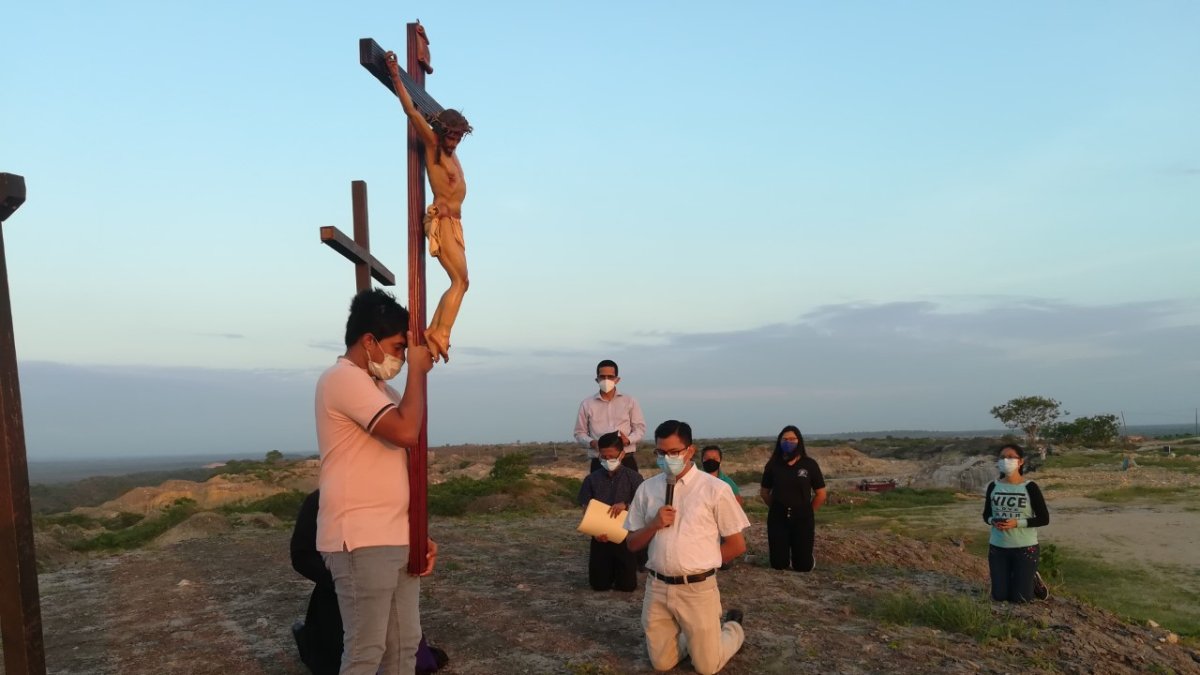 Devoción. En el momento en que se recordó la muerte de Jesús, de rodillas, los asistentes pidieron perdón