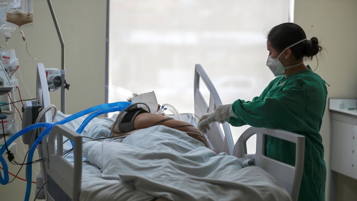 Vista de una integrante del equipo de salud mientras atiende a un paciente con covid-19, en la unidad de emergencia del hospital Iess del Sur ayer en Quito.